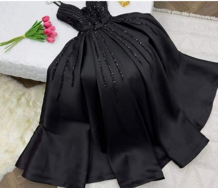 Robe de soirée longue trapèze noire à bretelles et sequins, DP3485