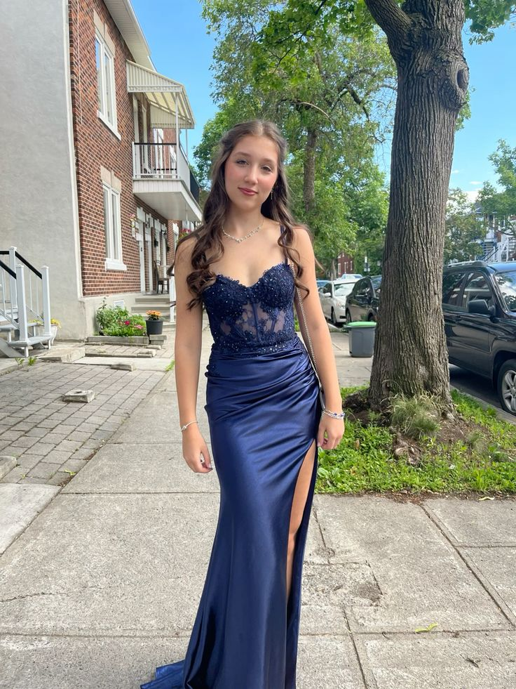 Marineblaues langes Ballkleid aus Satin mit Spaghettiträgern und Applikationen, DP3882