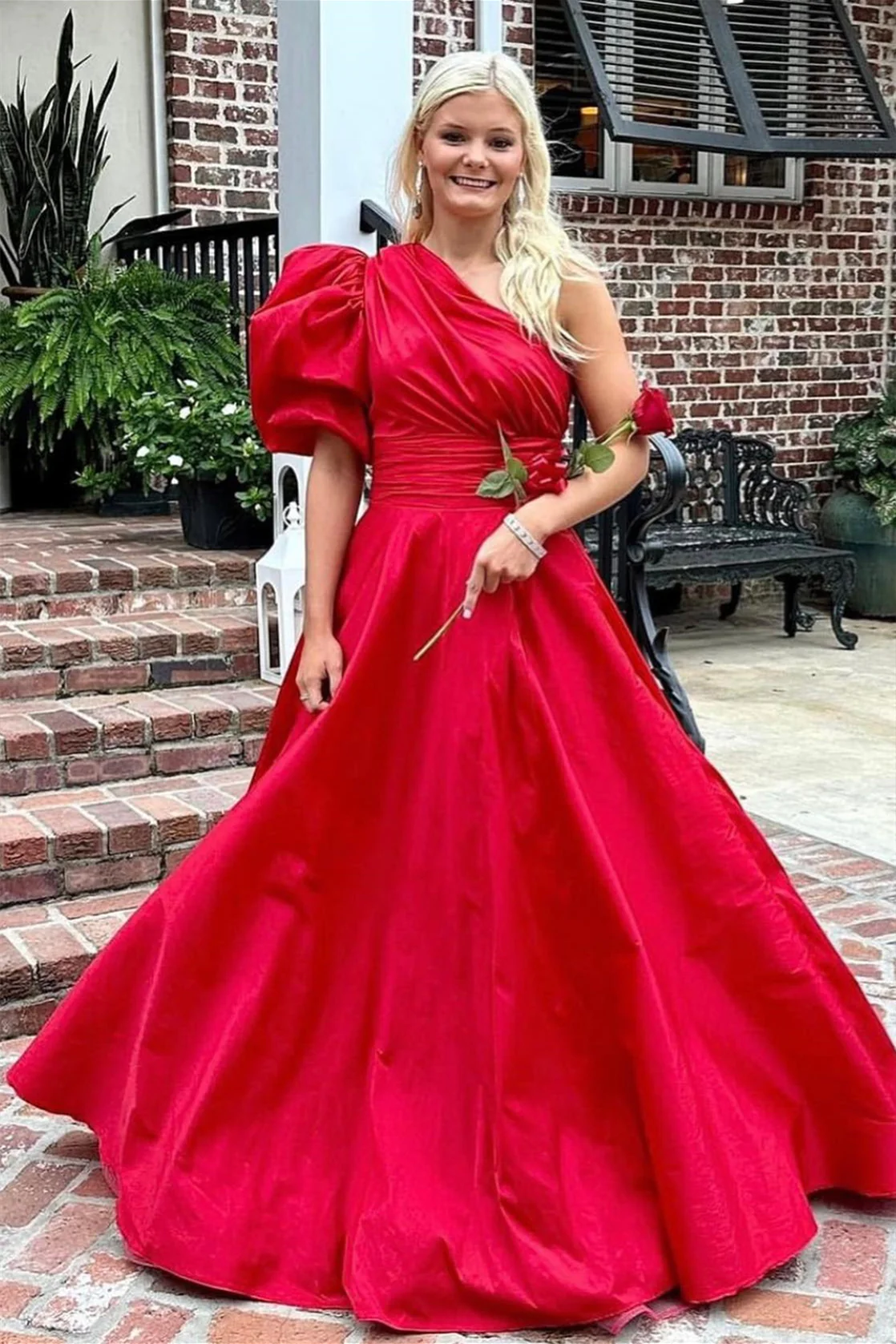Robe de bal longue rouge en satin à une épaule et manches bouffantes, DP027