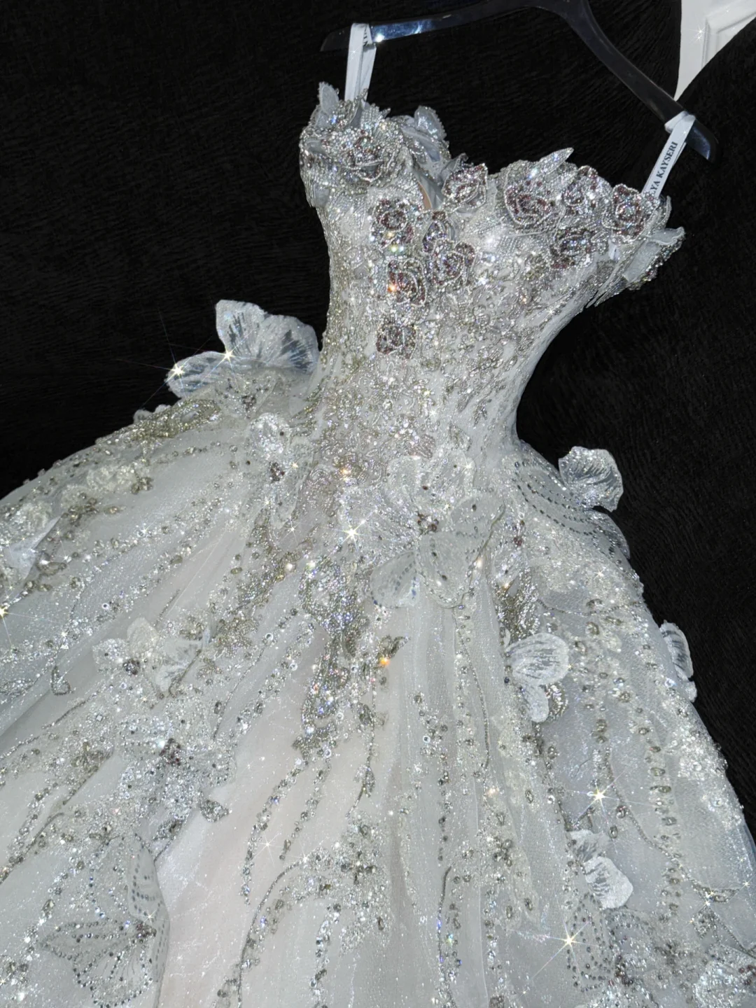 Wunderschönes, glänzendes, perlenbesetztes, weißes, herzförmiges Tüll-Pailletten-Design, elegantes, bodenlanges A-Linien-Brautkleid, DP6201