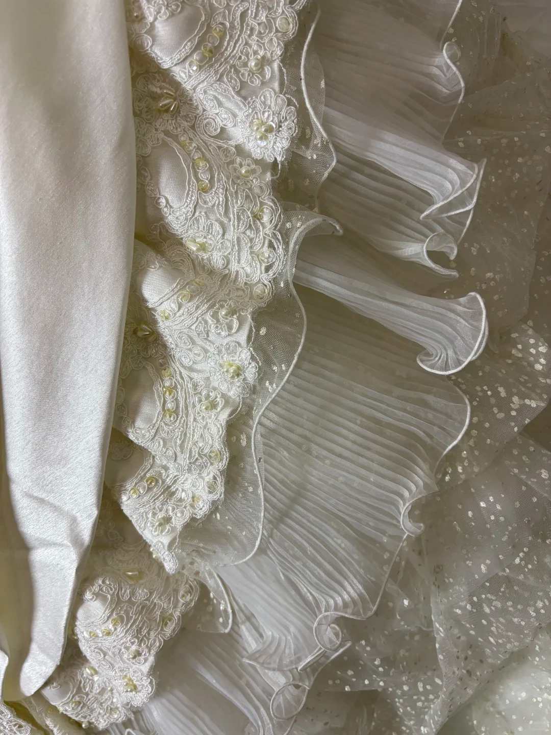 Vintage-Inspired Lace Ruffles & 3D Floral Wedding Dress A-Line Strapless Bridal Gown DP7069