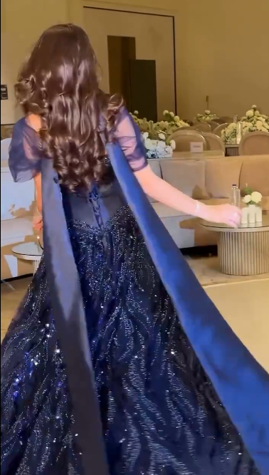 Robe de bal bleu marine élégante à épaules dénudées, ornée de sequins scintillants et de manches en tulle DP7013