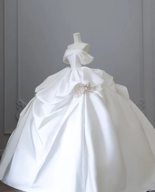 Elegantes weißes schulterfreies A-Linien-Brautkleid mit Rüschen im Ballkleid-Design aus Satin, DP6113
