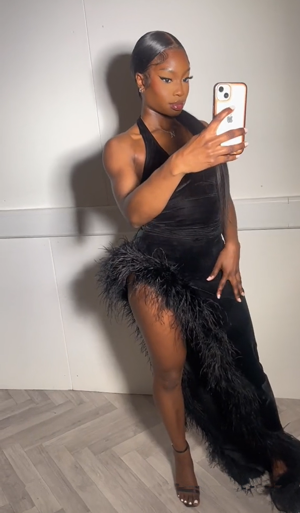 Sexy schwarzes Neckholder-Ballkleid mit Federn, DP1685