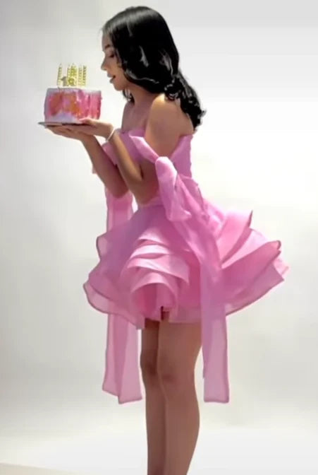 Süßes rosa schulterfreies A-Linien-Kurzes gestuftes Partykleid Cocktailkleid Homecoming-Kleid DP6525