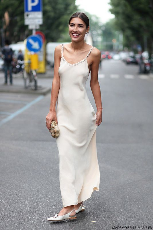 Robe de bal longue vintage ivoire à bretelles spaghetti et dos nu DP1046