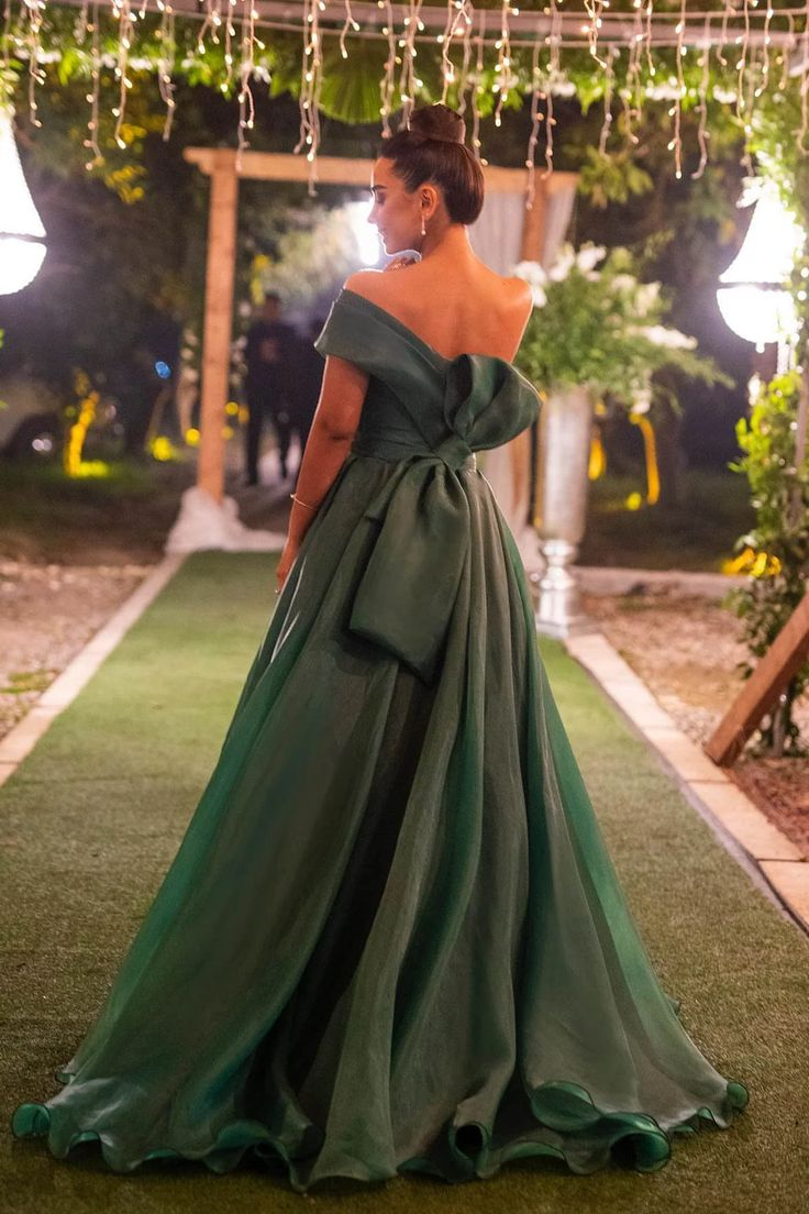 Robe de bal longue verte asymétrique, coupe trapèze et fente, DP1134