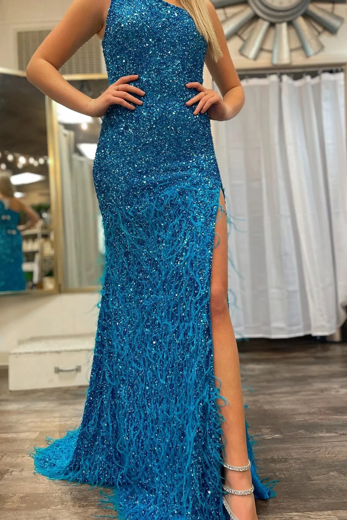 Robe de bal longue bleue asymétrique à paillettes et plumes, DP1228