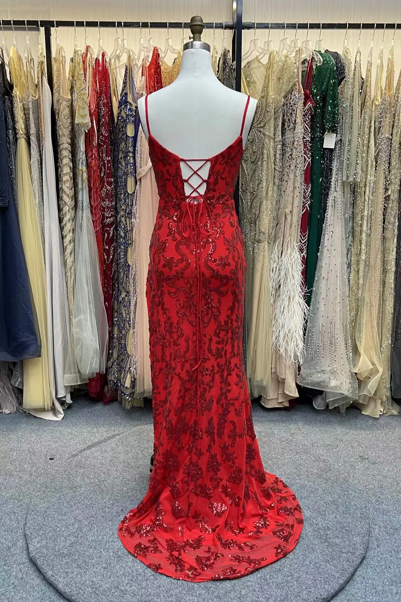 Robe de bal longue rouge à paillettes et bretelles sirène, décolleté en V profond et fente, DP1341