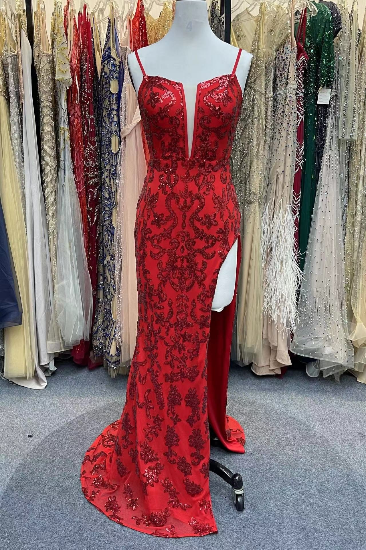 Robe de bal longue rouge à paillettes et bretelles sirène, décolleté en V profond et fente, DP1341