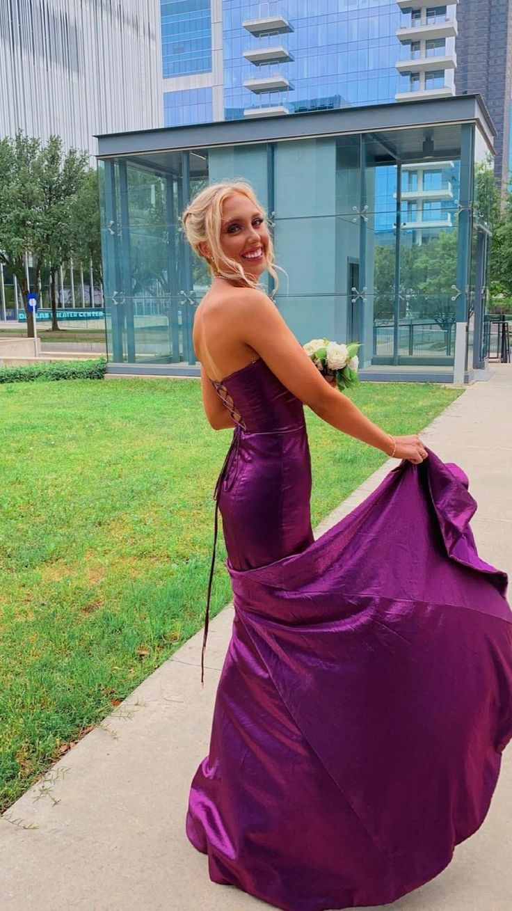 Lila trägerloses Meerjungfrau-Abendkleid mit Schlitz, DP1514