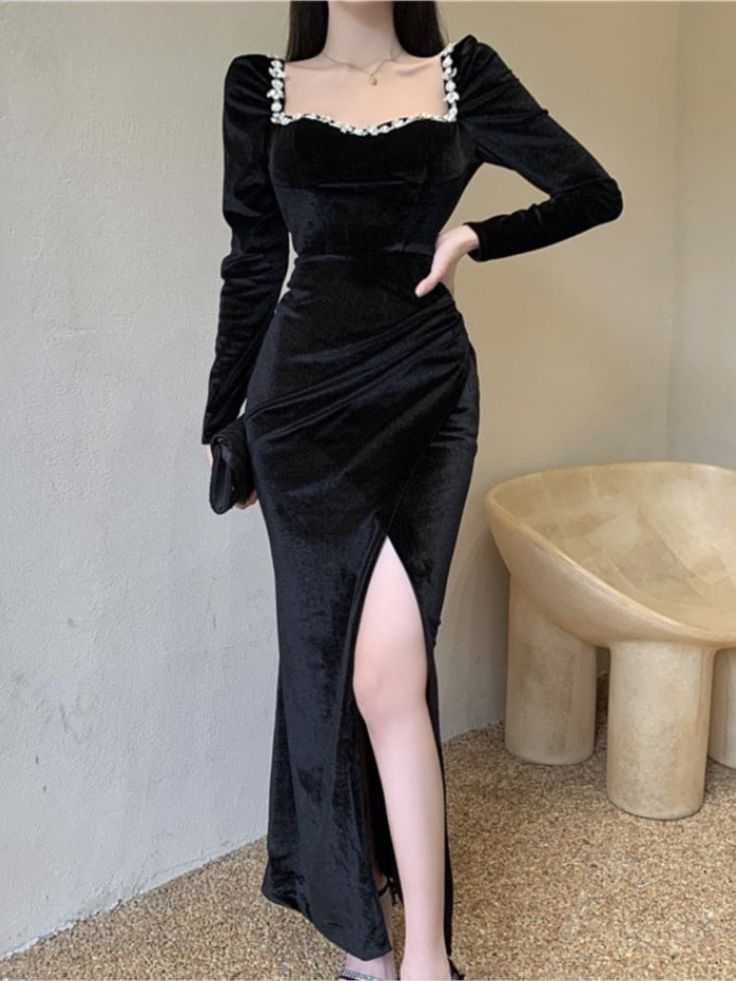 Schwarzes, langärmliges Meerjungfrau-Ballkleid aus Samt mit Schlitz und Perlenbesatz, DP1539