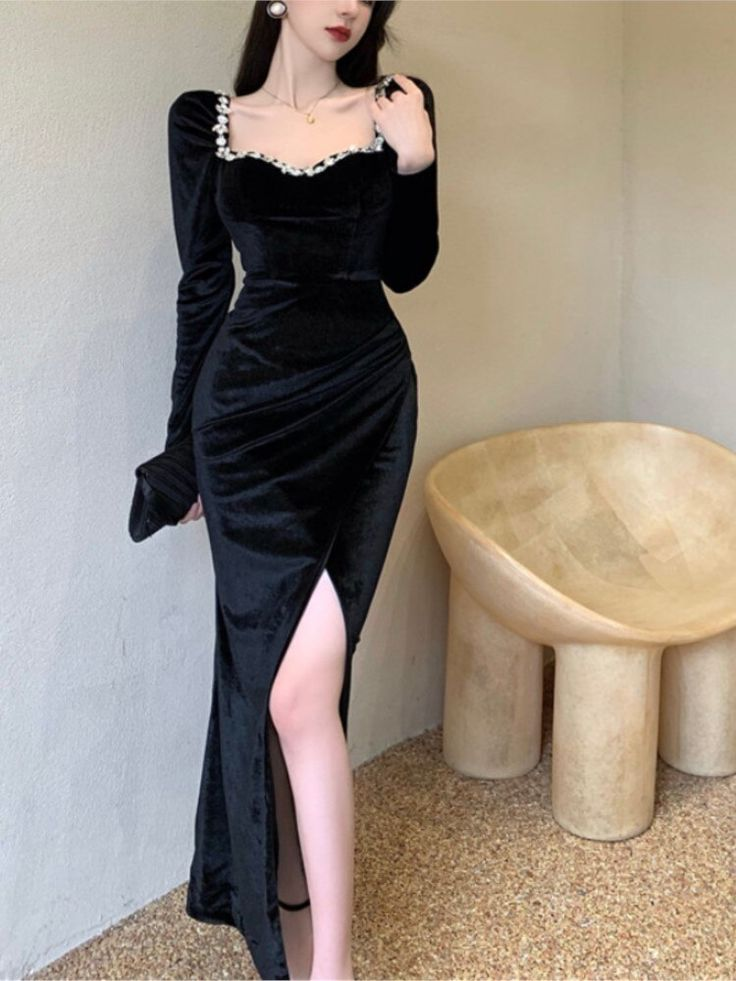 Schwarzes, langärmliges Meerjungfrau-Ballkleid aus Samt mit Schlitz und Perlenbesatz, DP1539