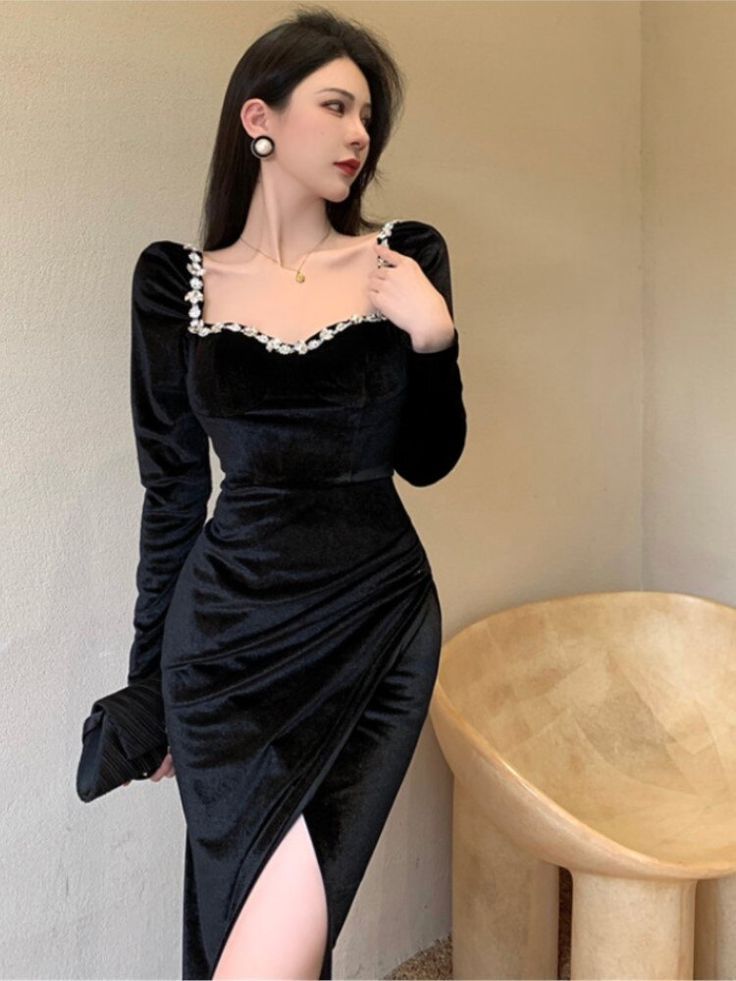Schwarzes, langärmliges Meerjungfrau-Ballkleid aus Samt mit Schlitz und Perlenbesatz, DP1539