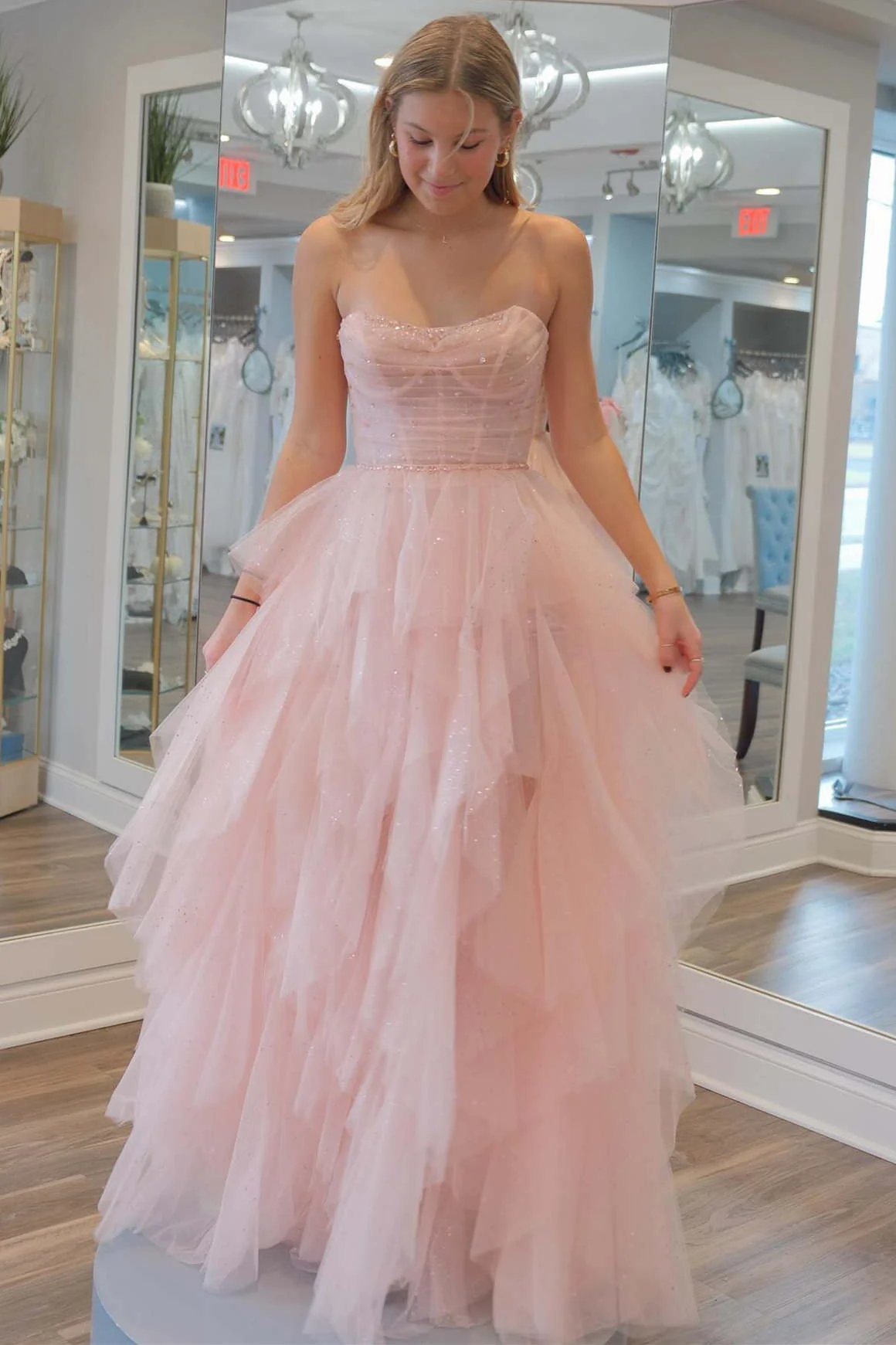 Robe de bal longue rose clair, coupe trapèze, sans bretelles, en tulle, à volants et perles, DP1551