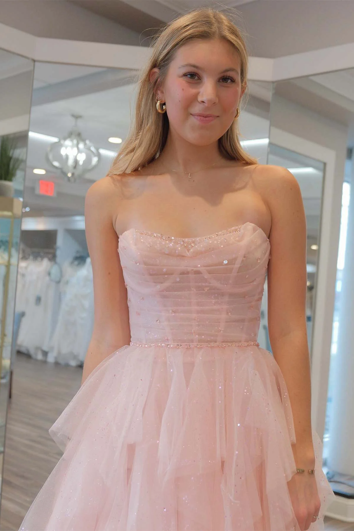 Robe de bal longue rose clair, coupe trapèze, sans bretelles, en tulle, à volants et perles, DP1551
