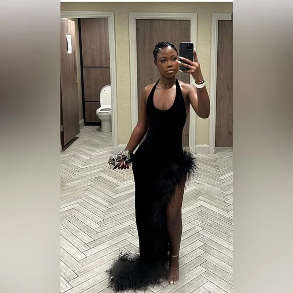 Sexy schwarzes Neckholder-Ballkleid mit Federn, DP1685