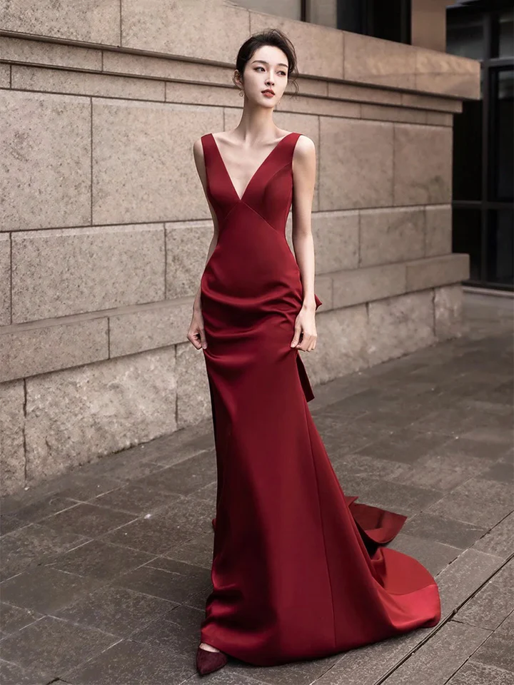 Robe de soirée longue bordeaux en satin à col en V et dos nu, DP1709