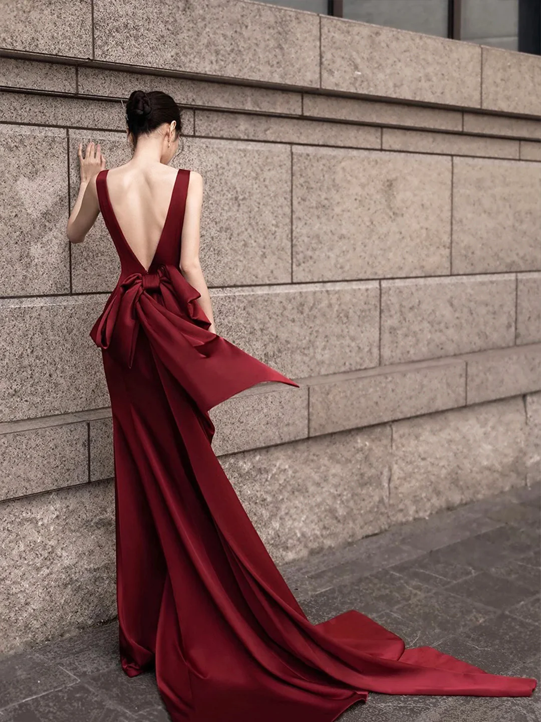 Robe de soirée longue bordeaux en satin à col en V et dos nu, DP1709