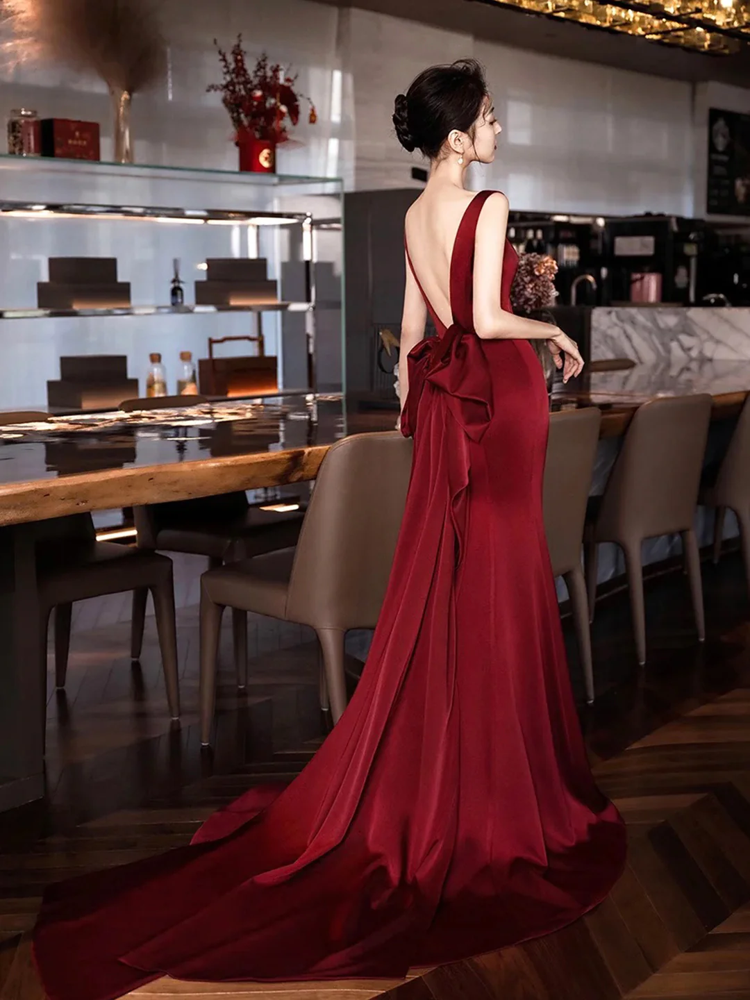 Robe de soirée longue bordeaux en satin à col en V et dos nu, DP1709