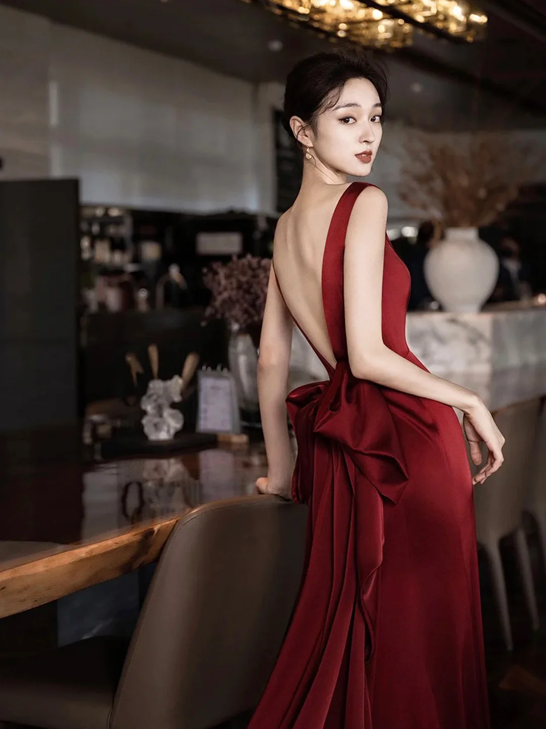 Robe de soirée longue bordeaux en satin à col en V et dos nu, DP1709