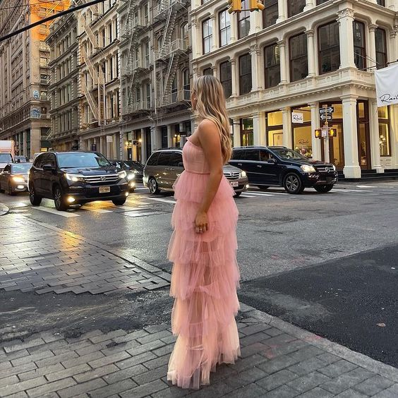 Robe de soirée longue trapèze rose sans bretelles en tulle à volants, DP1833