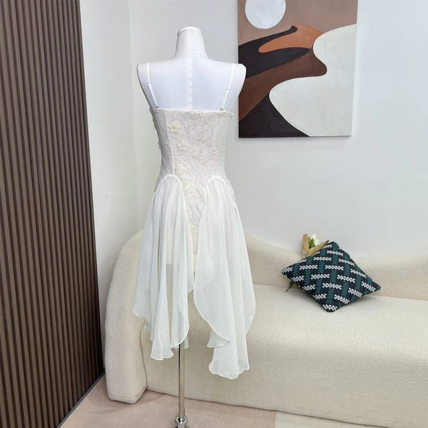 Elfenbeinfarbenes Midi-Partykleid mit Spaghettiträgern und Rüschen, DP1957