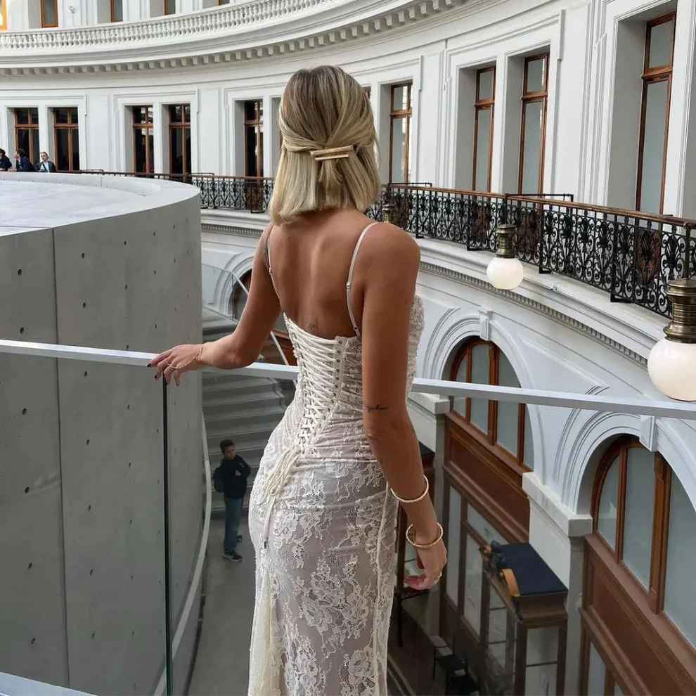 Robe de soirée longue blanche en dentelle florale et maille à bretelles spaghetti, DP2238