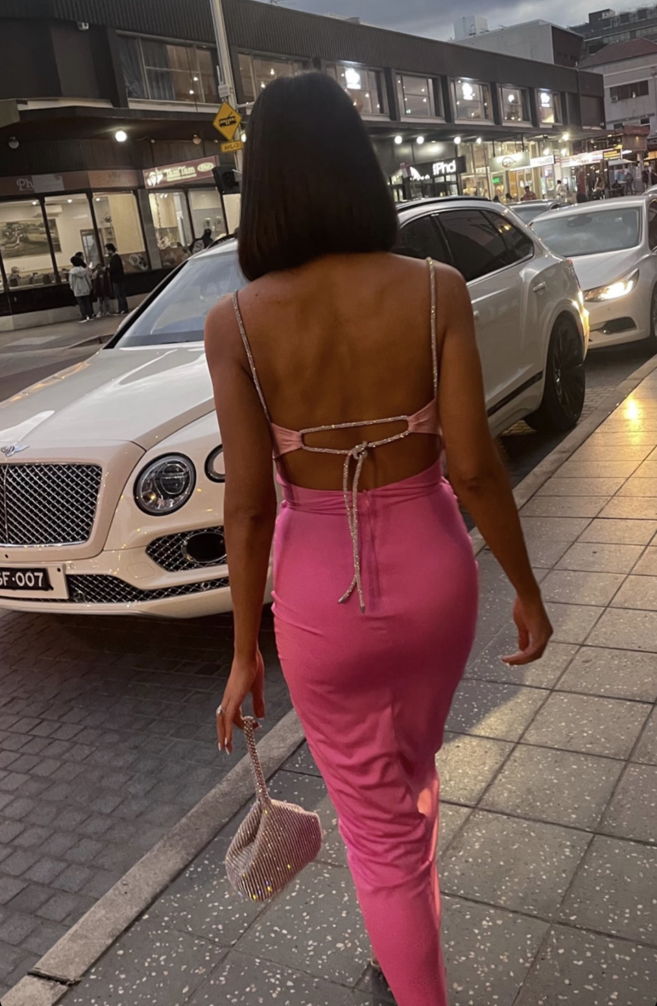 Robe de soirée rose vif à bretelles et dos nu, découpes, DP2268