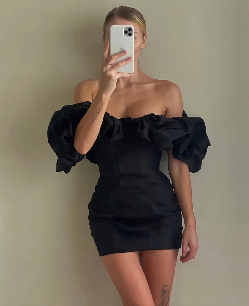 Robe de soirée courte noire en satin à épaules dénudées, DP2348