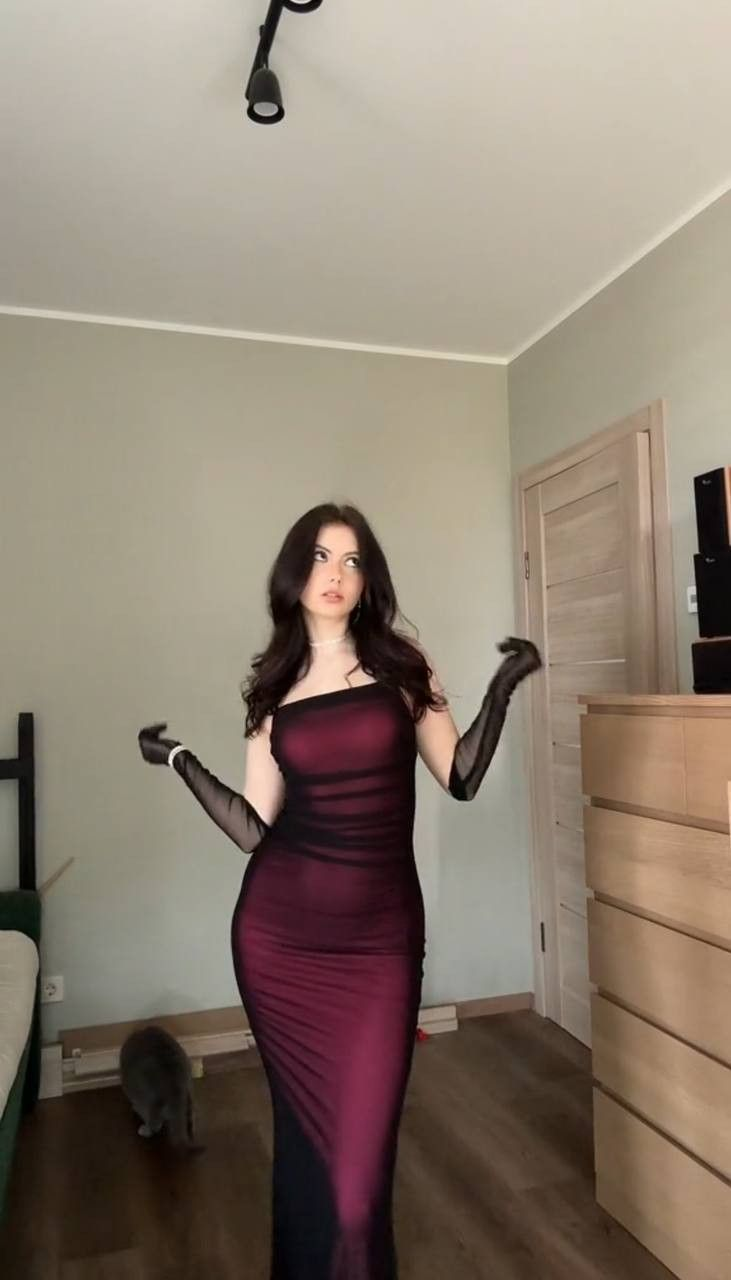 Robe de soirée longue vintage bordeaux à bretelles spaghetti DP3935