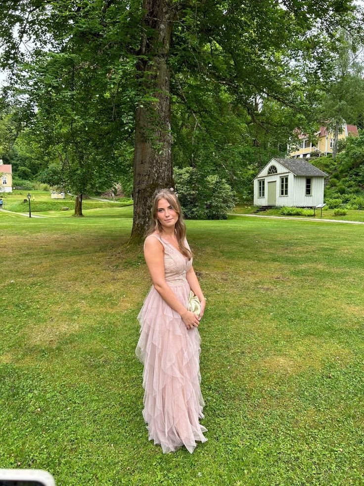 Hellrosa A-Linien-Tüllkleid mit V-Ausschnitt und Rüschen, langes formelles Partykleid, DP3979