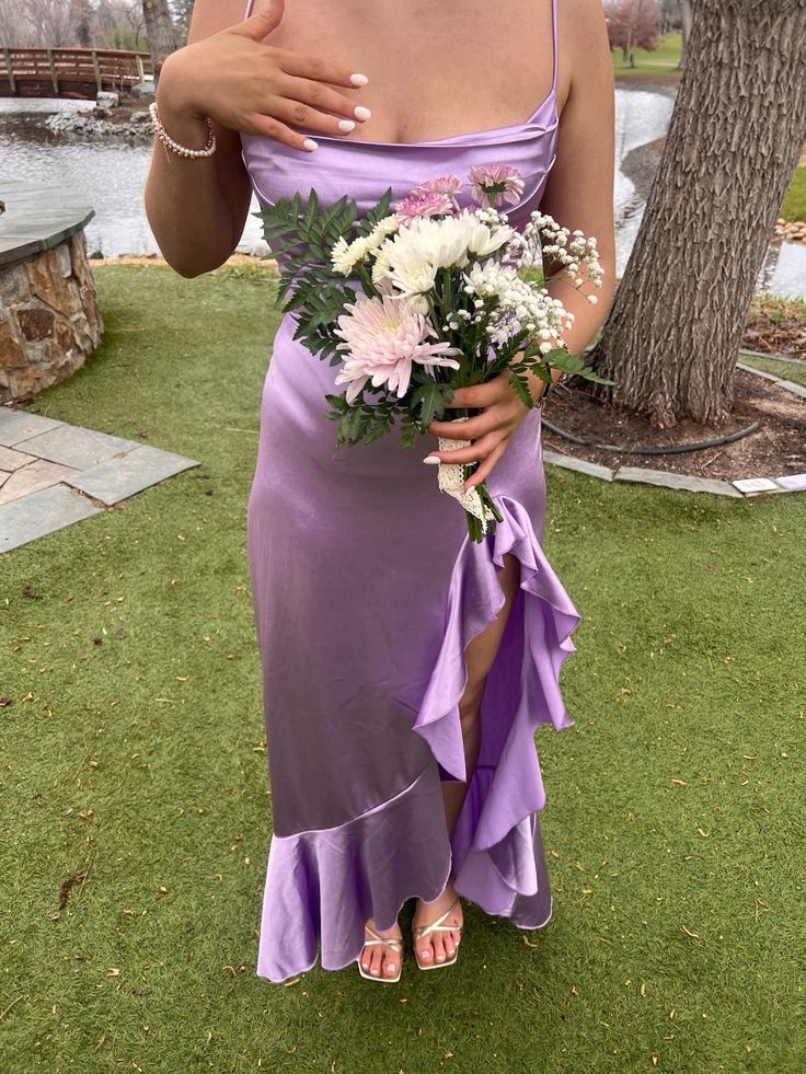 Lila Träger Rüschen Etuikleid Satin Langes Partykleid Hochzeitsgastkleid, DP4093