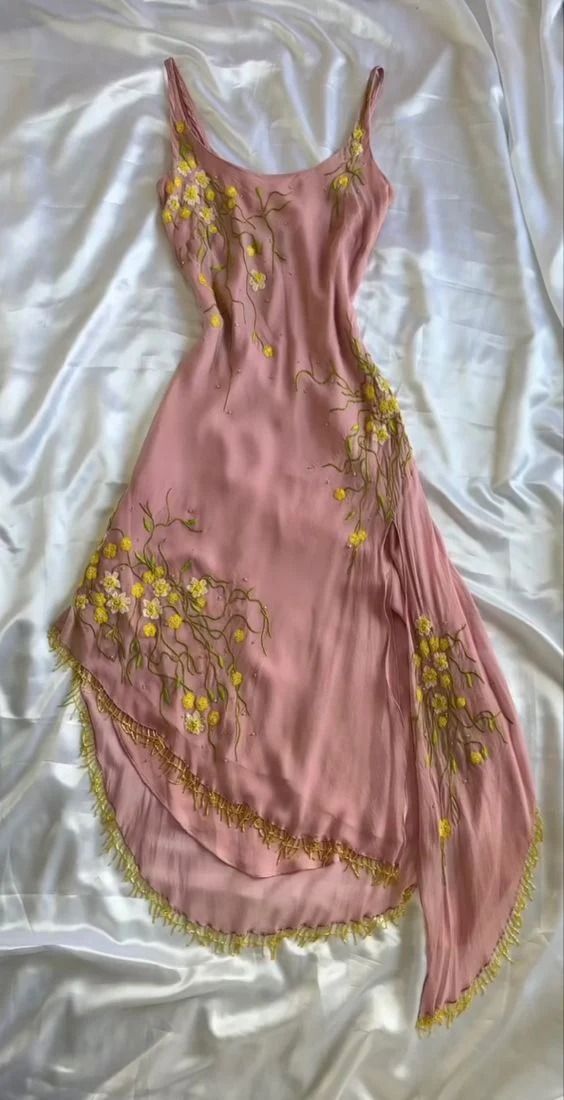 Robe fourreau vintage rose à bretelles spaghetti et broderies, DP4120