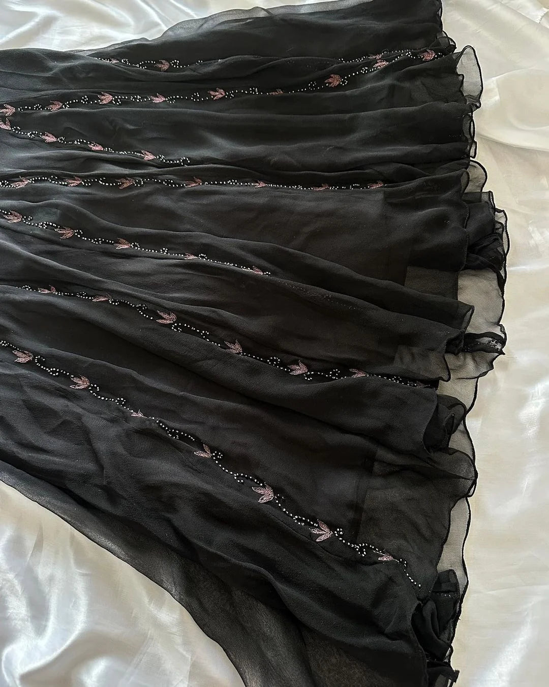 Robe de soirée longue noire vintage à bretelles croisées dans le dos et perles, DP4190