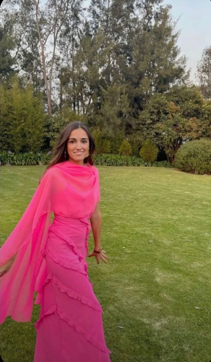 Robe de bal longue élégante en mousseline rose fuchsia à volants et cape DP4285