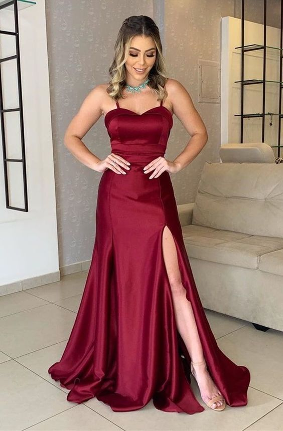 Robe de soirée longue bordeaux à bretelles spaghetti et coupe trapèze avec fente, DP602