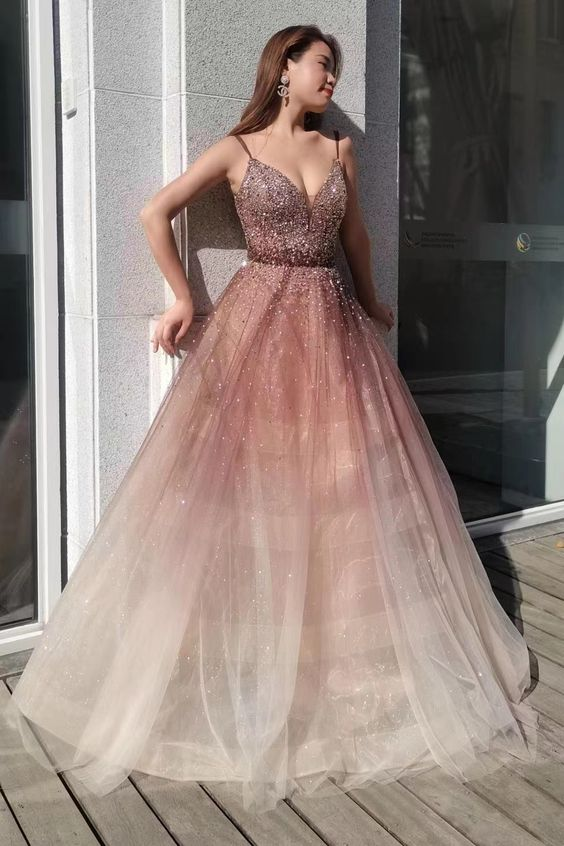 Robe de bal en tulle à bretelles spaghetti et décolleté en V profond avec paillettes, DP648