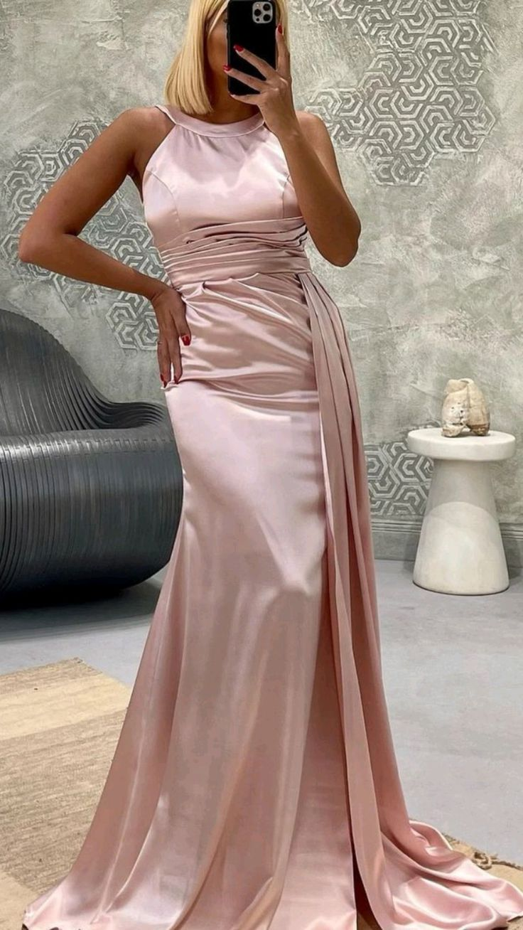 Hellrosa Elegantes ärmelloses langes Satin-Ballkleid, DP751