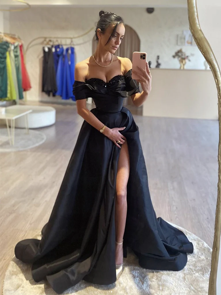 Robe de soirée longue noire en satin à épaules dénudées et coupe trapèze, DP799