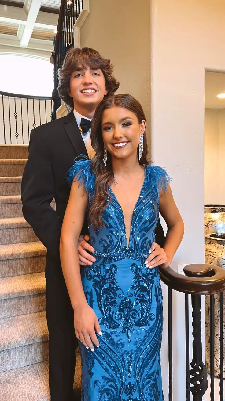 Robe de bal longue bleu roi à paillettes et plumes, DP918