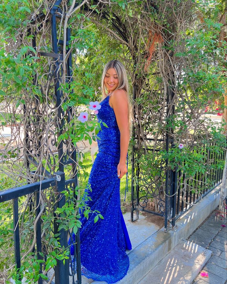Robe de bal longue bleu roi à paillettes et fente haute, DP920