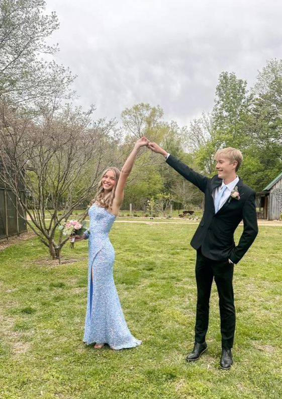 Robe de bal longue bleu clair à une épaule et paillettes avec fente, DP953