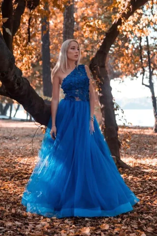 Robe de bal longue bleue asymétrique en tulle avec appliques, DP958