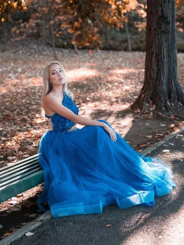 Robe de bal longue bleue asymétrique en tulle avec appliques, DP958