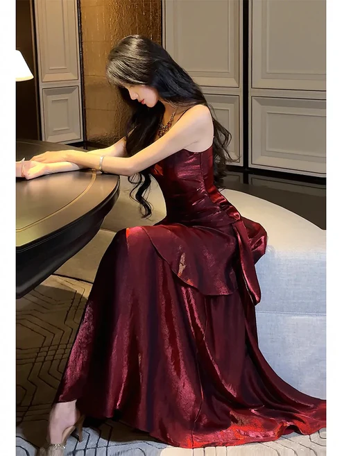 Charmantes weinrotes Spaghettiträger-langes Partykleid Geburtstags-Outfits DP3950
