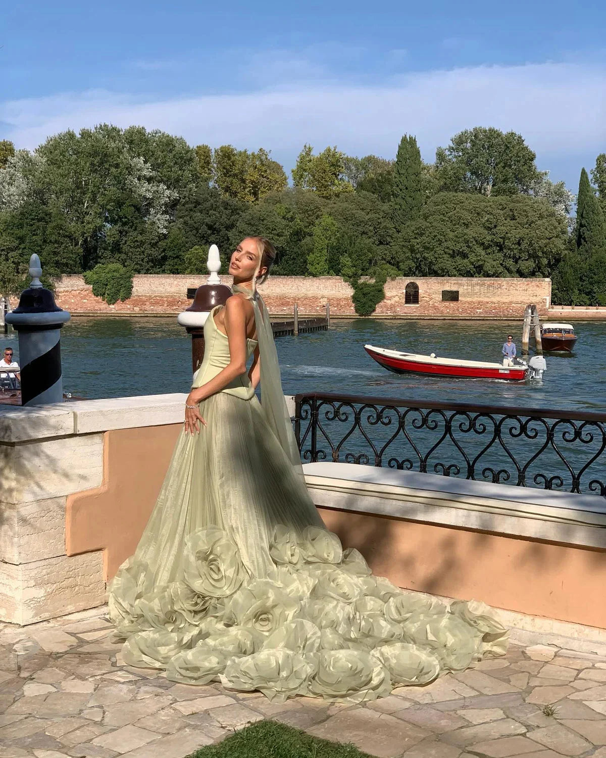 Wunderschönes, trägerloses, bodenlanges A-Linien-Ballkleid mit 3D-Blumen in Salbeigrün, DP6538