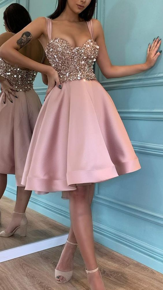 Robe de soirée courte trapèze chic et moderne, bretelles, paillettes et perles, DP060