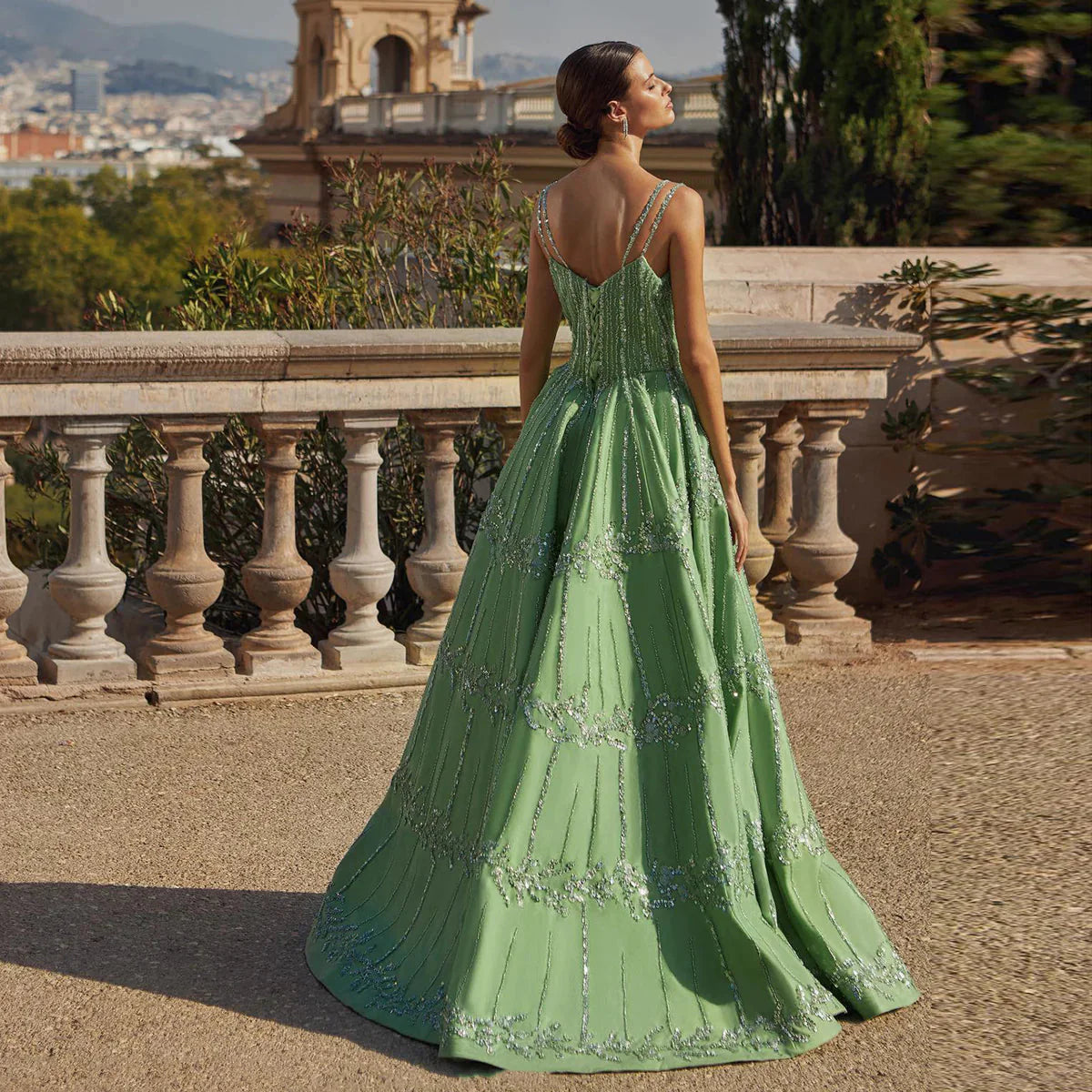 Wunderschönes, grünes, glänzendes, perlenbesetztes A-Linien-Ballkleid mit Spaghettiträgern, DP6540