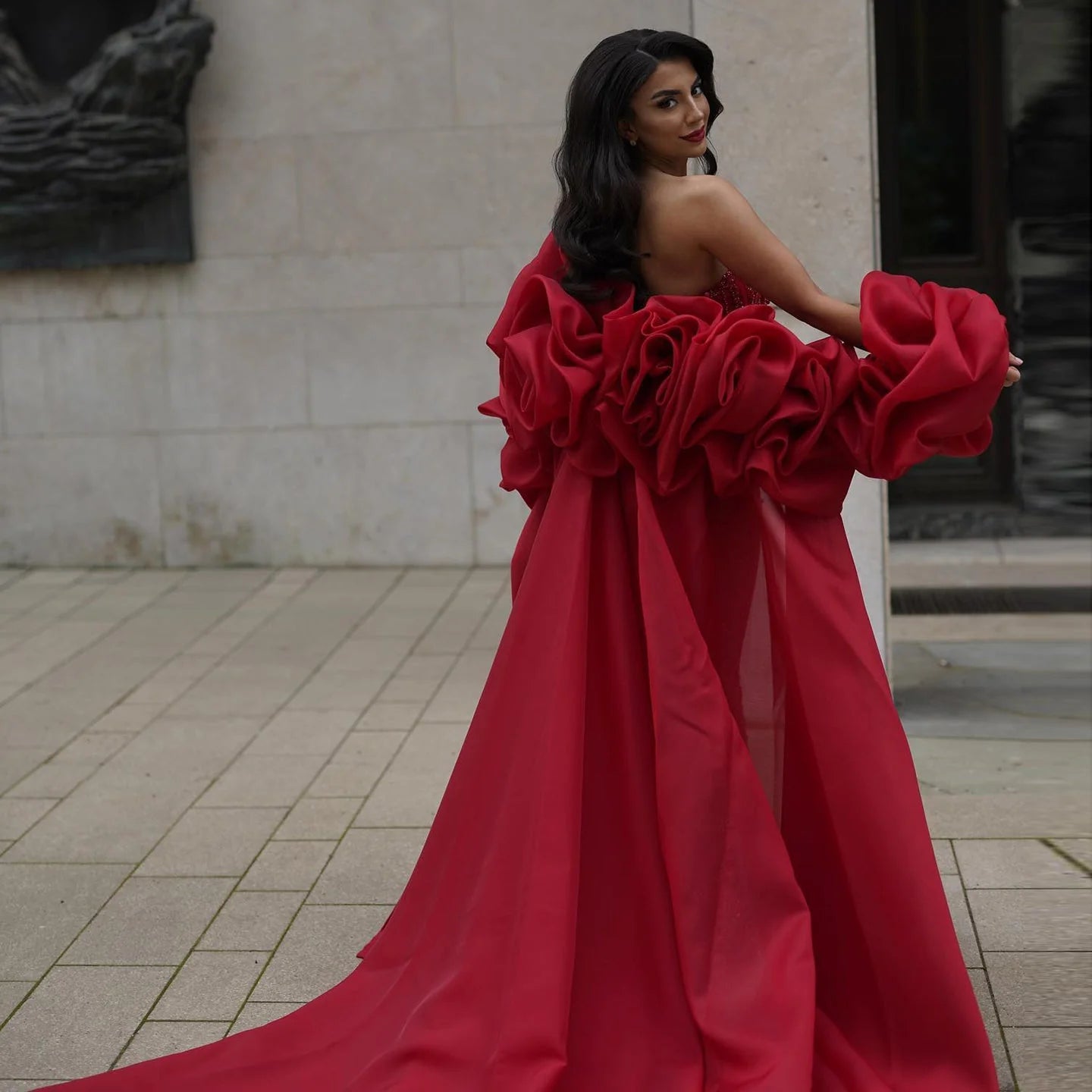 Wunderschönes burgunderrotes, perlenbesetztes, trägerloses, langes Ballkleid im Cape-Design, DP6539
